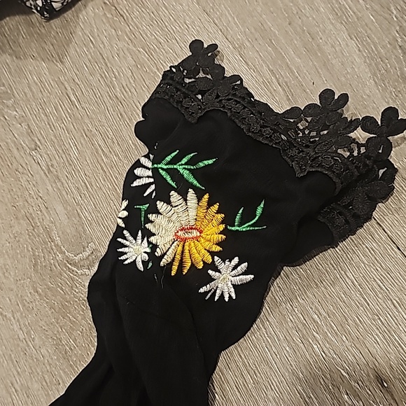 Cute halter top - Picture 2 of 4